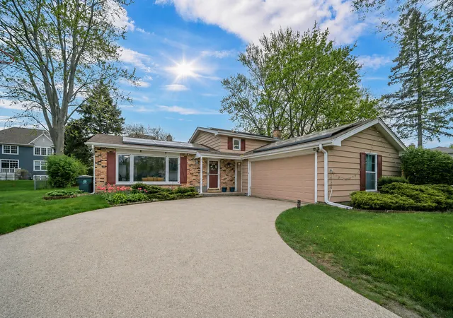 Photo 1 of Sale Pending at 401 Greentree Pkwy, Libertyville, IL 60048 | MLS# 12700462 | Listing updated on 2026-08-15