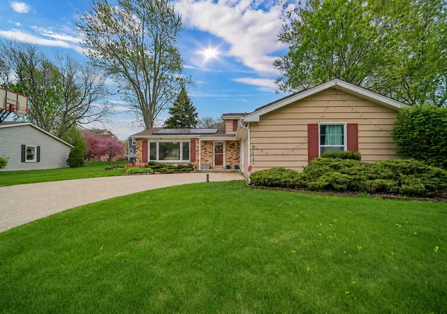 Photo 2 of Sale Pending at 401 Greentree Pkwy, Libertyville, IL 60048 | MLS# 12700462 | Listing updated on 2026-08-15