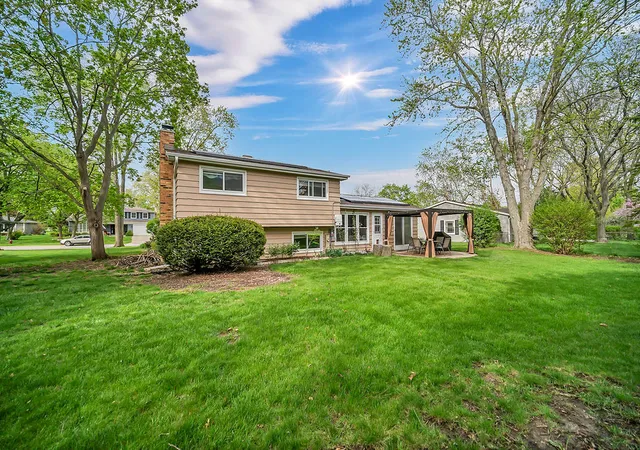 Photo 28 of Sale Pending at 401 Greentree Pkwy, Libertyville, IL 60048 | MLS# 12700462 | Listing updated on 2026-08-15