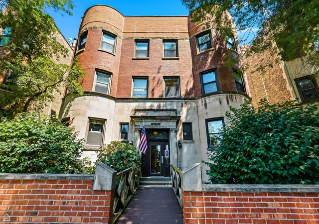 1st image of 1044 W Byron St #2E, Chicago, IL 60613 | MLS# 12700471