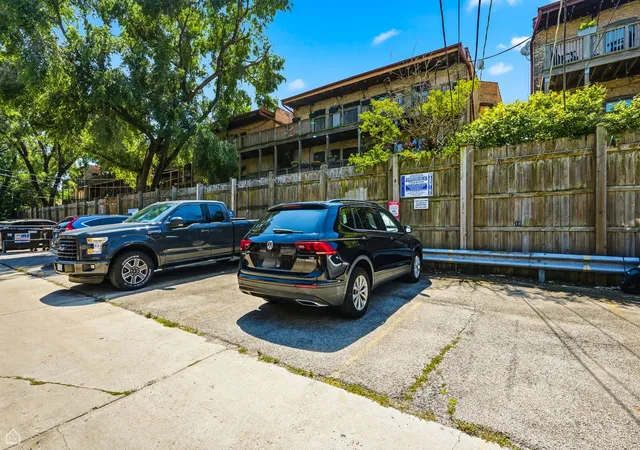 2nd image of 1044 W Byron St, Chicago, IL 60613