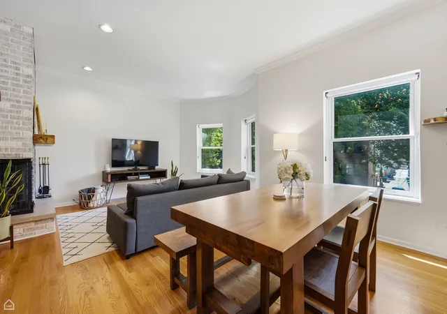 2nd image of 1044 W Byron St #2E, Chicago, IL 60613 | MLS# 12700471