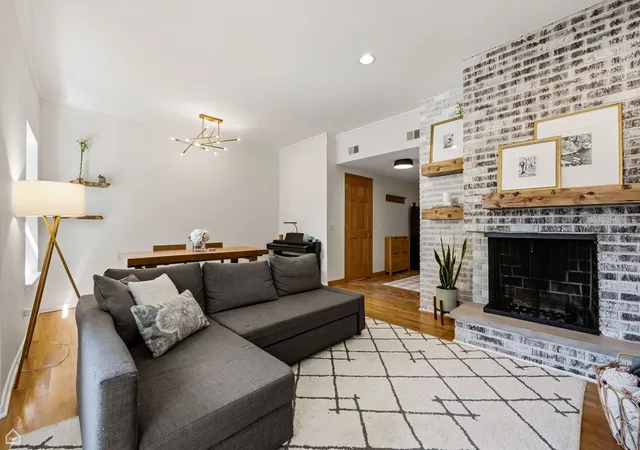 3rd image of 1044 W Byron St #2E, Chicago, IL 60613 | MLS# 12700471