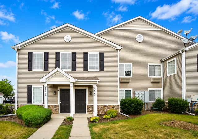 Homes for sale in Carpentersville, IL | 1623 Silverstone Dr #1623, Carpentersville, IL 60110 | MLS# 12700525