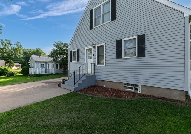 Homes for sale in Rock Island, IL | 2424 28th St, Rock Island, IL 61201 | MLS# 12700528