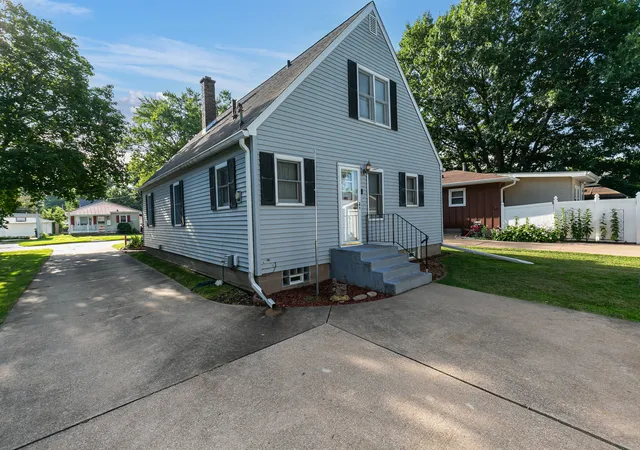 Photo 3 of Single family home for sale at 2424 28th Street, Rock Island, IL 61201 | MLS# 12700528 | Listing updated on 2026-08-18