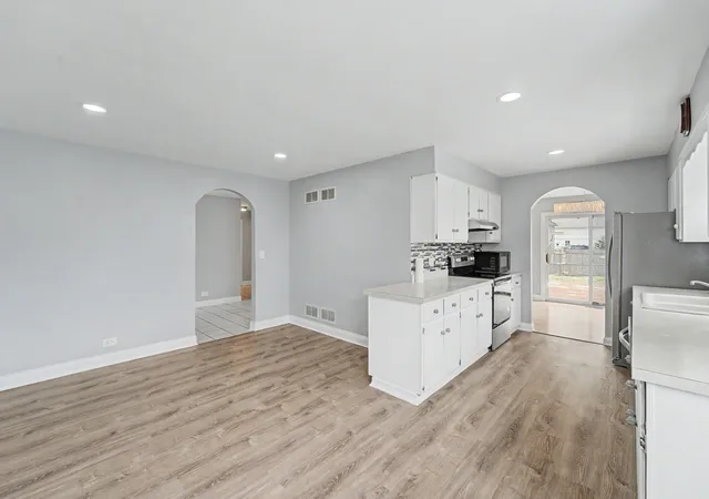 2nd image of 770 Cordial Dr, Des Plaines, IL 60018 | MLS# 12700570