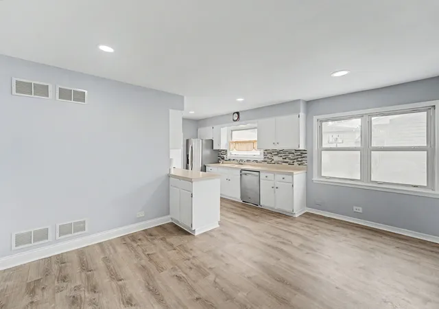 3rd image of 770 Cordial Dr, Des Plaines, IL 60018 | MLS# 12700570