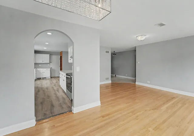 5th image of 770 Cordial Dr, Des Plaines, IL 60018 | MLS# 12700570