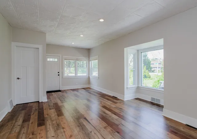 5th image of 22W724 Saint Charles Rd, Glen Ellyn, IL 60137 | MLS# 12700608