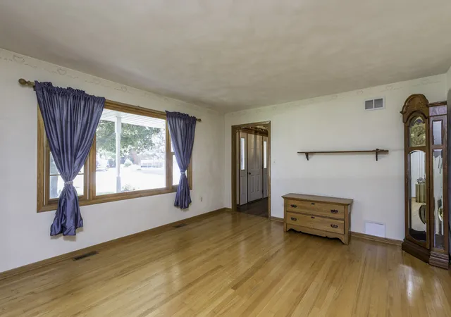 Photo 4 of Single family home for sale at 512 Cavin Ave, Winthrop Harbor, IL 60096 | MLS# 12700652 | Listing updated on 2026-09-02