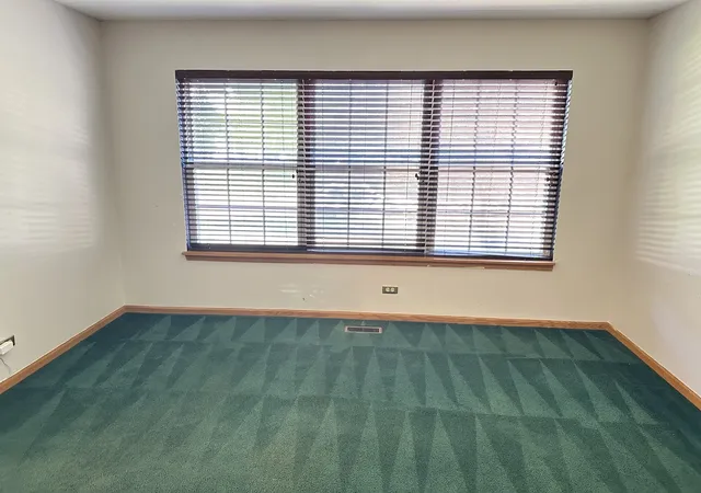 2nd image of 285 Shipland Dr, Crystal Lake, IL 60012 | MLS# 12700658