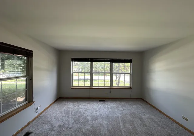 Photo 3 of Single family home for sale at 285 Shipland Dr, Crystal Lake, IL 60012 | MLS# 12700658 | Listing updated on 2026-10-08