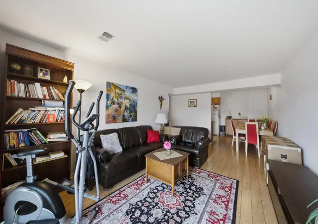 Listing Photo 4 - Condo for sale in building located at 6135 W 94Th St, Oak Lawn, IL 60453 - Unit #C8