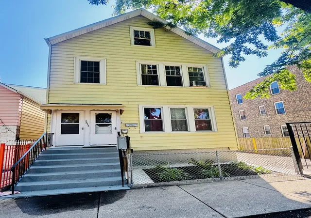 Homes for sale in Chicago, IL | 4833 S Honore St, Chicago, IL 60609 | MLS# 12700738