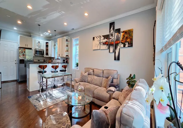 Homes for sale in Chicago, IL | 7223 N Oakley Ave #2W, Chicago, IL 60645 | MLS# 12700776