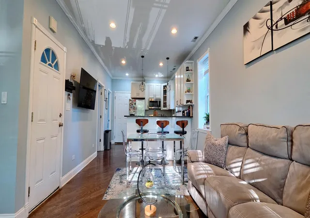 Homes for sale in Chicago, IL | 7223 N Oakley Ave #2W, Chicago, IL 60645 | MLS# 12700776