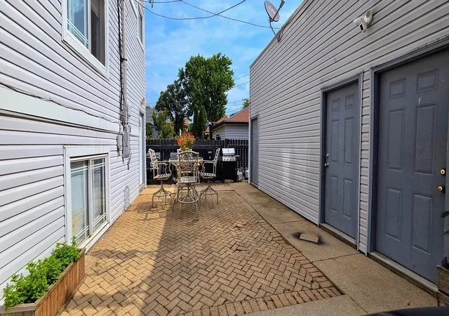 Homes for sale in Chicago, IL | 7223 N Oakley Avenue, Chicago, IL 60645 | Houzeo
