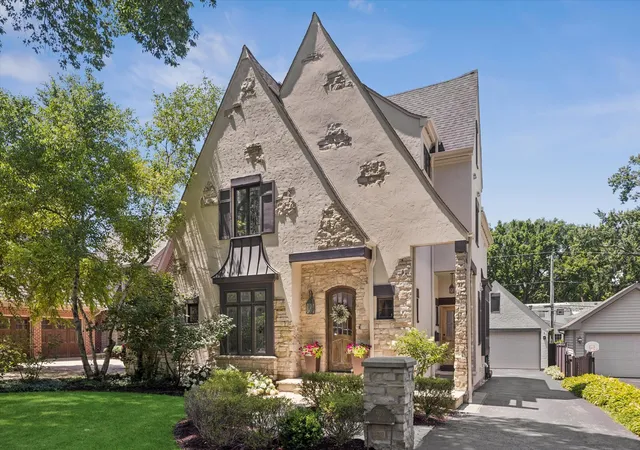 Homes for sale in Hinsdale, IL | 620 S Bruner St, Hinsdale, IL 60521 | MLS# 12700777