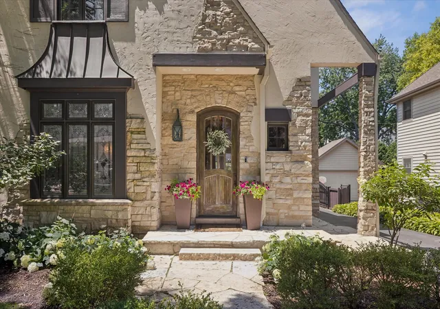 Homes for sale in Hinsdale, IL | 620 S Bruner St, Hinsdale, IL 60521 | MLS# 12700777