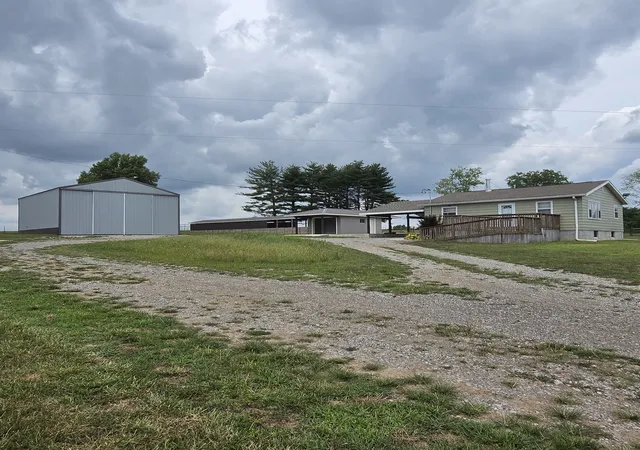 3rd image of 7871 St Hwy 37 Hwy, Benton, IL 62812 | MLS# 12700794