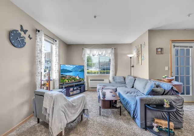 Listing Photo 4 - Condo for sale in building located at 122 Bertram Dr, Yorkville, IL 60560 - Unit #D