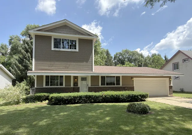 2nd image of 967 Cardiff Dr, Crystal Lake, IL 60014 | MLS# 12700872