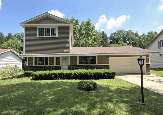 3rd image of 967 Cardiff Dr, Crystal Lake, IL 60014 | MLS# 12700872