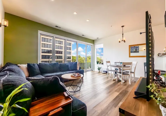 Homes for sale in Chicago, IL | 17 W 35Th St, Chicago, IL 60616