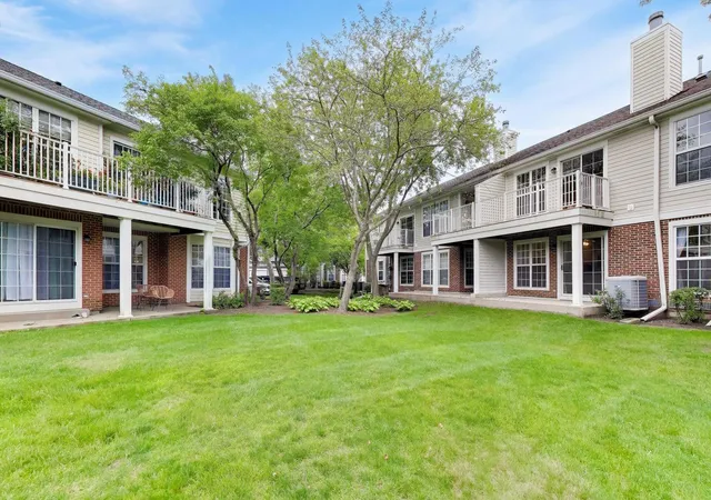 Listing Photo 2 - Condo for sale in building located at 437 Grosse Pointe Cir, Vernon Hills, IL 60061 - Unit #437
