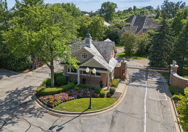 3rd image of 9620 Pacific Ct, Burr Ridge, IL 60527 | MLS# 12701071