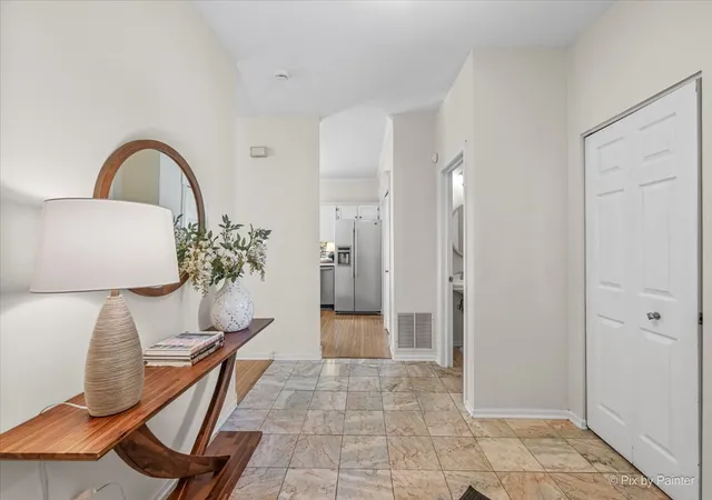 Photo 4 of House for sale at 1077 Viewpoint Dr, Lake In The Hills, IL 60156 | MLS# 12701115 | Listing updated on 2026-10-22