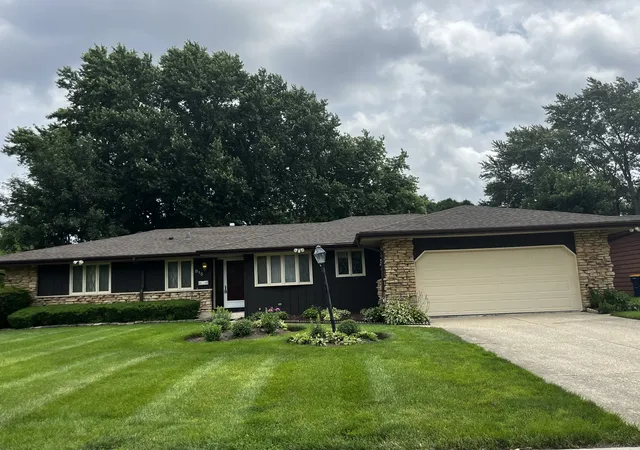 Homes for sale in Elgin, IL | 815 Ruth Dr, Elgin, IL 60123 | MLS# 12701148