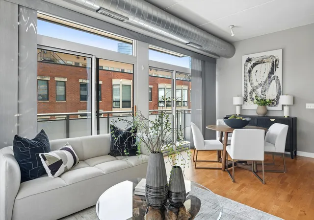 Homes for sale in Chicago, IL | 660 W Wayman St, Chicago, IL 60661