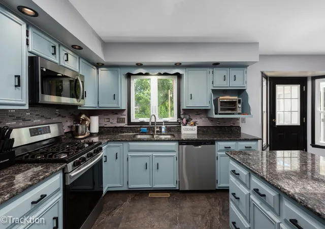 Photo 3 of Single family home for sale at 360 Lakeview Dr, Aurora, IL 60506 | MLS# 12701220 | Listing updated on 2026-09-14
