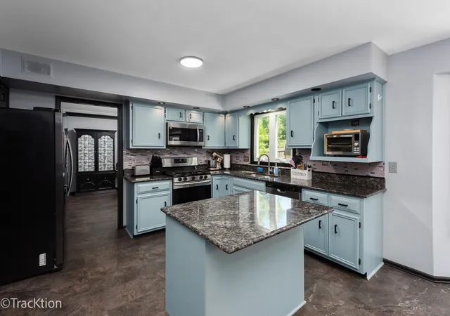 Photo 4 of Single family home for sale at 360 Lakeview Dr, Aurora, IL 60506 | MLS# 12701220 | Listing updated on 2026-09-14