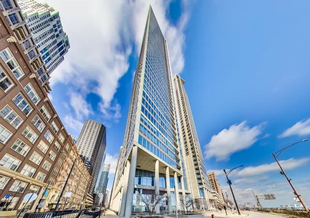 3rd image of 600 N Lake Shore Dr, Chicago, IL 60611