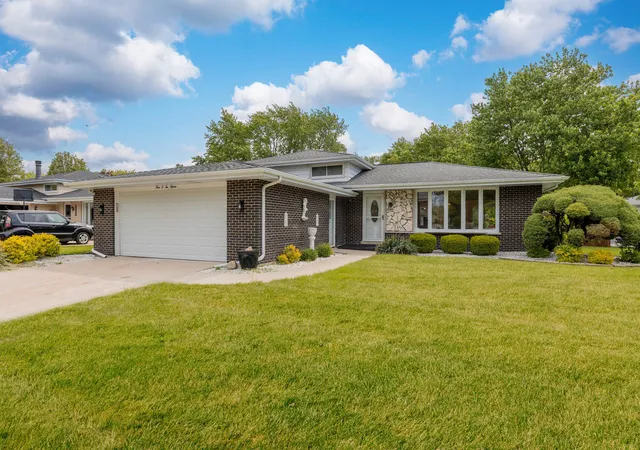 Homes for sale in Downers Grove, IL | 9s215 Florence Ave, Downers Grove, IL 60516 | MLS# 12701301
