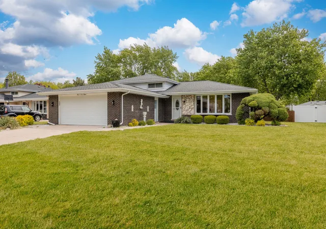 Homes for sale in Downers Grove, IL | 9s215 Florence Ave, Downers Grove, IL 60516 | MLS# 12701301