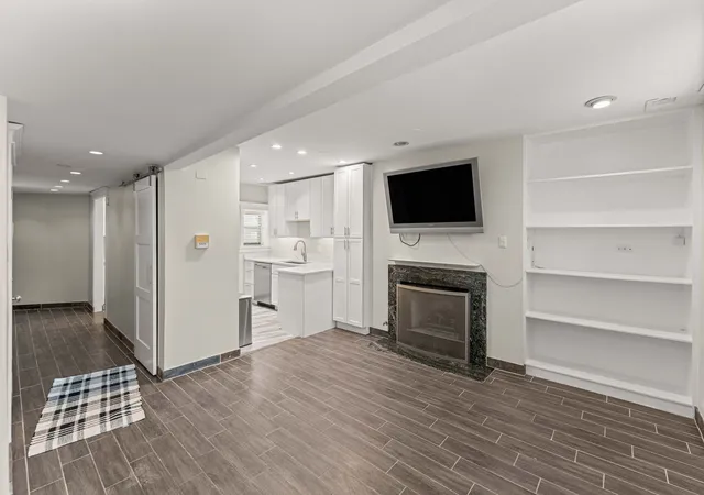 5th image of 4214 N Kenmore Ave, Chicago, IL 60613