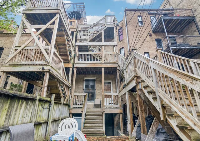 2nd image of 869 N Lasalle St, Chicago, IL 60610