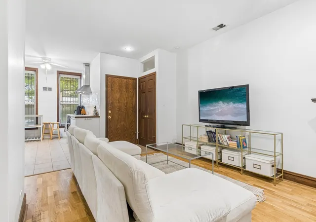3rd image of 869 N Lasalle St, Chicago, IL 60610