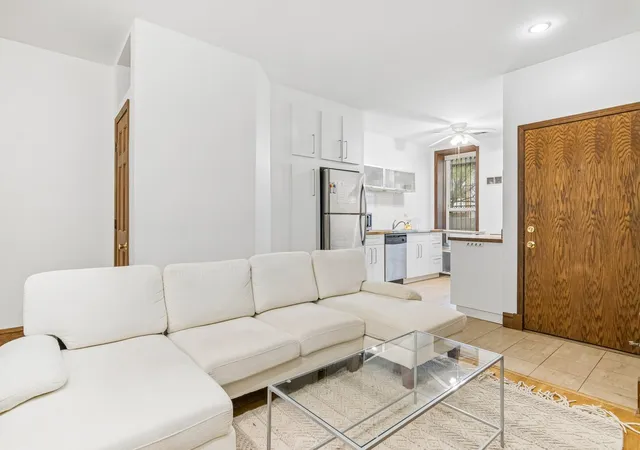 4th image of 869 N Lasalle St, Chicago, IL 60610