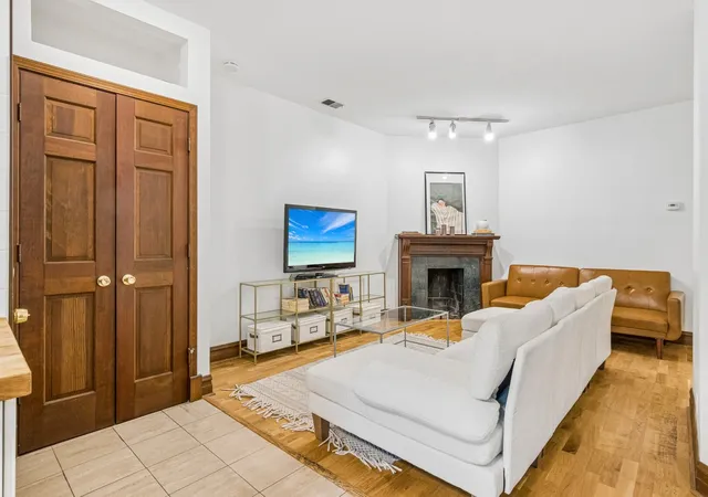 5th image of 869 N Lasalle St, Chicago, IL 60610