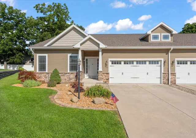Homes for sale in Mahomet, IL | 1806 Lake Ridge Ct #1806, Mahomet, IL 61853 | MLS# 12701499