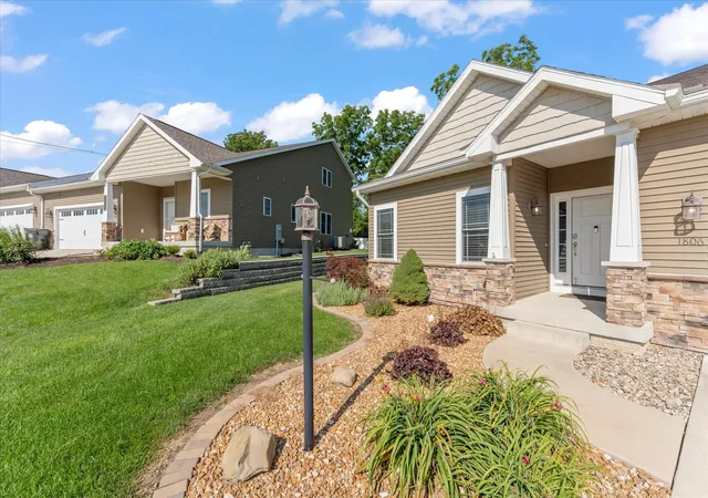 Homes for sale in Mahomet, IL | 1806 Lake Ridge Ct, Mahomet, IL 61853