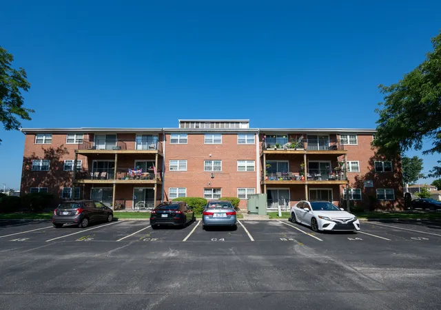 Listing Photo 2 - Condo for sale in building located at 6115 W 94Th St, Oak Lawn, IL 60453 - Unit #A5