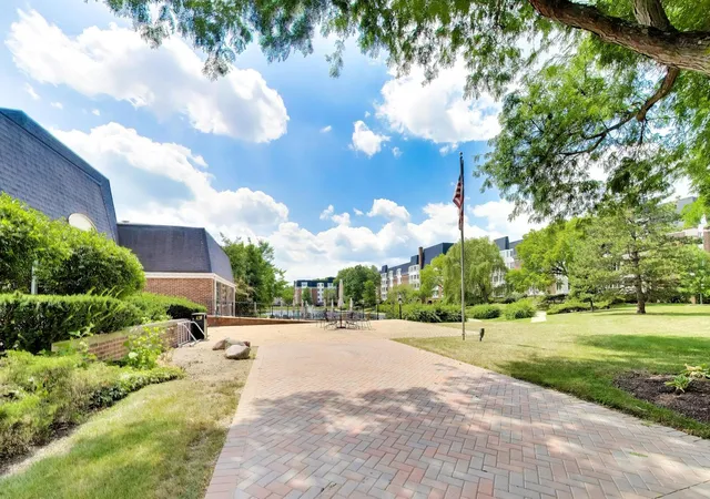 Listing Photo 2 - Condo for sale in building located at 100 Lake Blvd, Buffalo Grove, IL 60089 - Unit #657