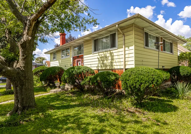 Photo 2 of Sale Pending at 16948 Glen Oaks Dr, Country Club Hills, IL 60478 | MLS# 12701569 | Listing updated on 2026-09-25