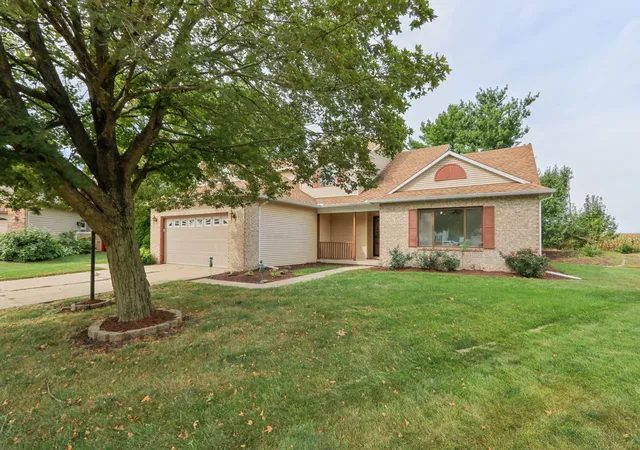 Photo 3 of Single family home for sale at 4 Redwing Ct, Savoy, IL 61874 | MLS# 12701705 | Listing updated on 2026-09-21